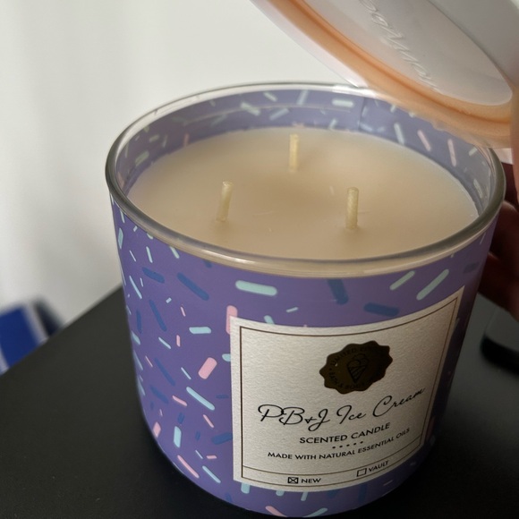 Bath & Body Works LIMITED EDITION PB&J ICE CREAM 3-Wick Candle - Picture 2 of 3